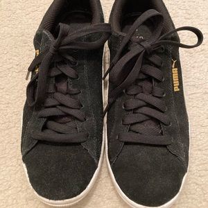 Women’s suede black Puma sneakers. Size 7.5.